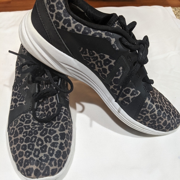 Vionic - Picture 4 of 4